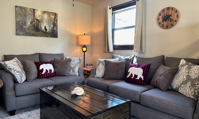 Branson Cabina | Mama Bear Cabin 2 - Community pool and hottub.