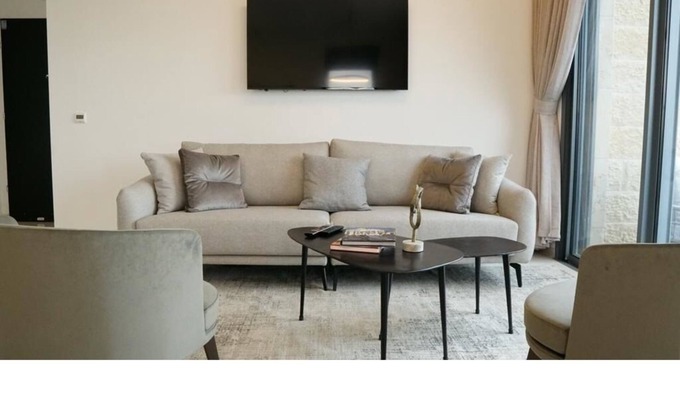 Mahane Israel Apartamento | ♥MAMILLA'S Chic ♥ Stunning 2 BDR w. balcony ♥Parking ♥NEW!