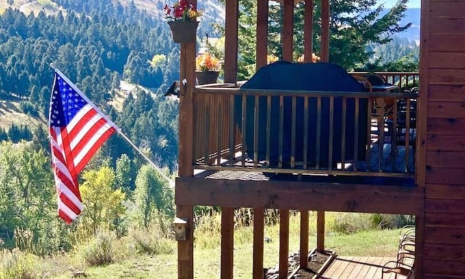Jardine Casa | 'Mammoth Overlook of Yellowstone' Mountain Views! Near North Entrance!