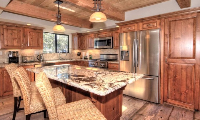 Mammoth Lakes Condominio | El mejor lujo en el pueblo, la mejor ubicación. Ideal para grupos grandes y familias.
