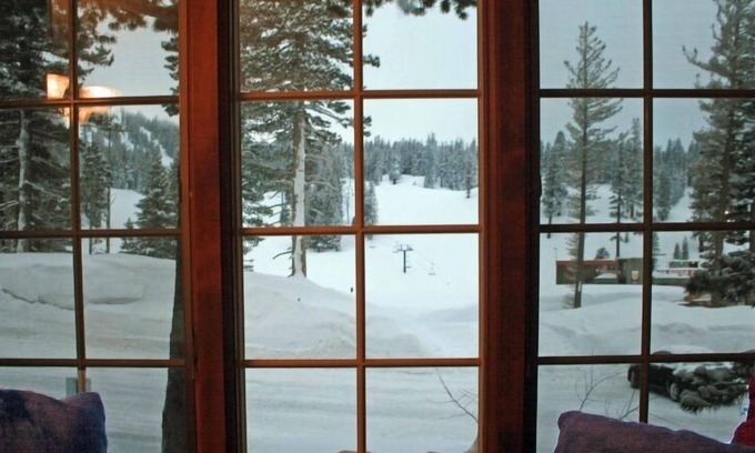 Mammoth Lakes Condominio | Ski in / ski out condo en canyon lodge -duerme 8- se enfrenta a la montaña