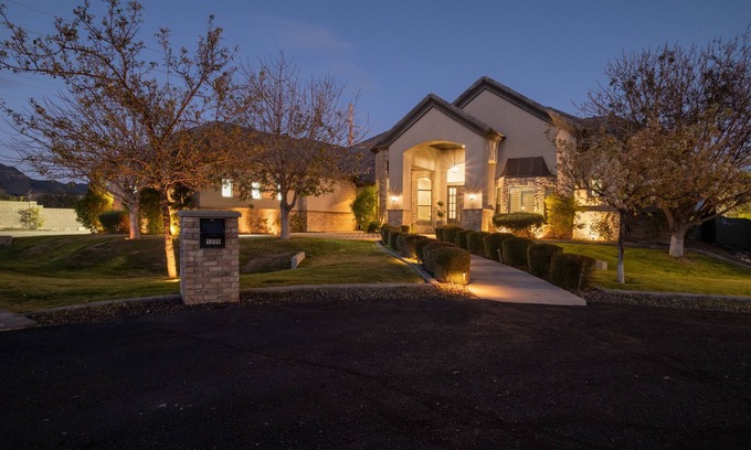 East Mesa Casa | Man O Man! Hot Pool Mega Home in Mesa!