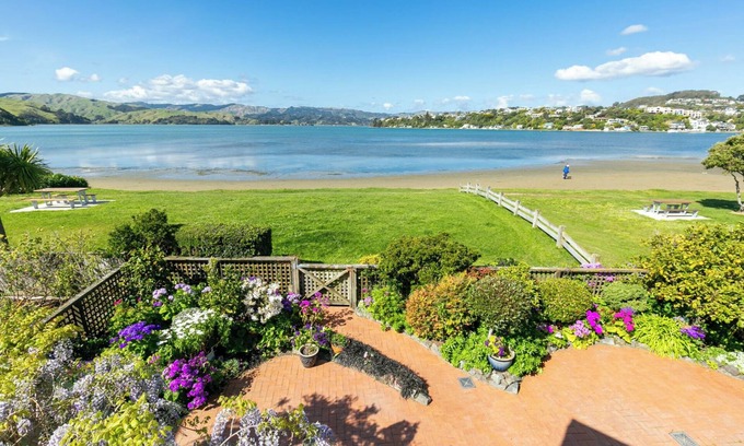 Mana Casa | Mana Magic - Porirua Waterfront Holiday Home