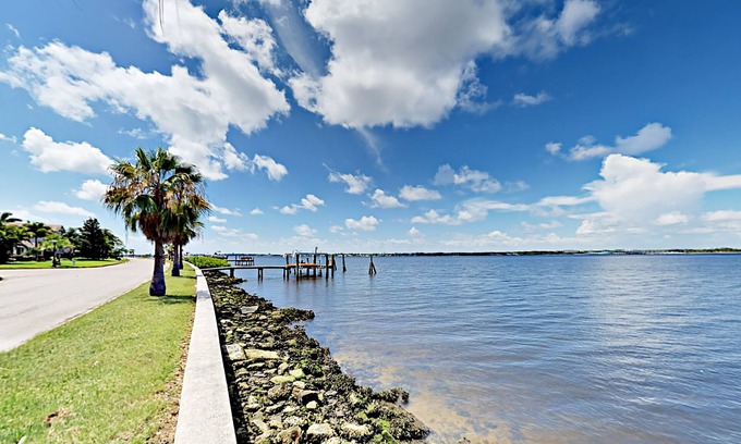 River District Casa | Manatee River Views River District Home with Lanai | Near Beach & Downtown