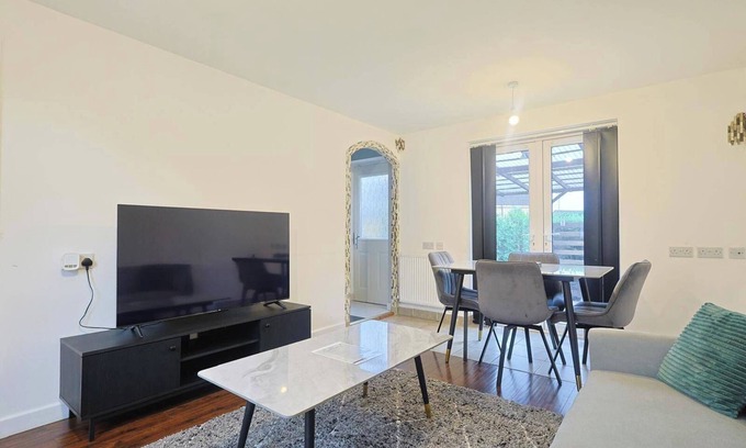 Levenshulme Casa | Manchester 3-Beds, Sleeps 6 with On-site Parking