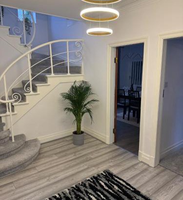Offerton Casa | Manchester City Oasis - Spacious 5 Bedroom House