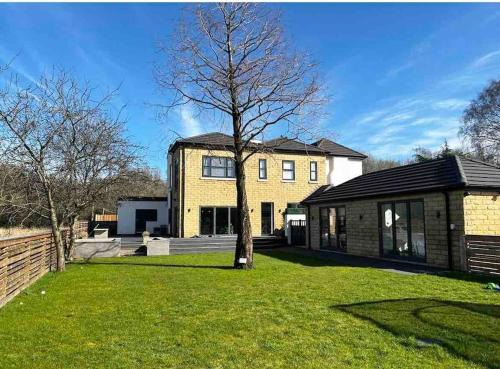 Offerton Casa | Manchester Luxury Country House Close To The City With Hot Tub & BBQ Fire Pit.