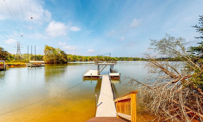Gainesville Casa | Mandalay Lake Lanier Getaway- Waterfront Retreat