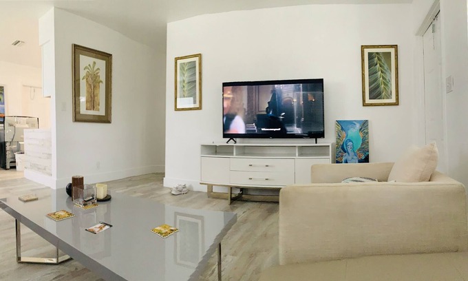 Central Oakland Park Apartamento | Mango#2 2 bed, 1 full Bathroom, minutes to beaches, restaurants