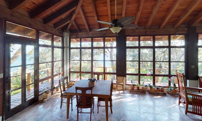 Roatan Complejo | Mango Creek Lodge