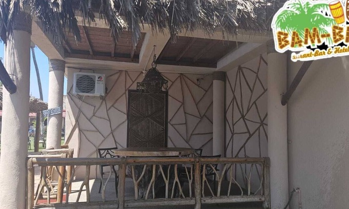 Área del bulevar Barra Vieja Hotel | Suite Manglar con terraza a pie de playa desayuno incluido Acapulco Diamante
