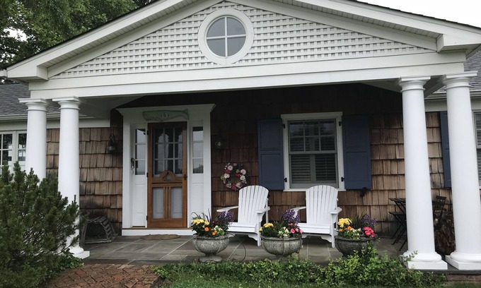 Port Washington Casa | Manhasset Bay Waterfront Cottage. Fácil viaje diario a Nueva York y un entorno tranquilo y pacífico