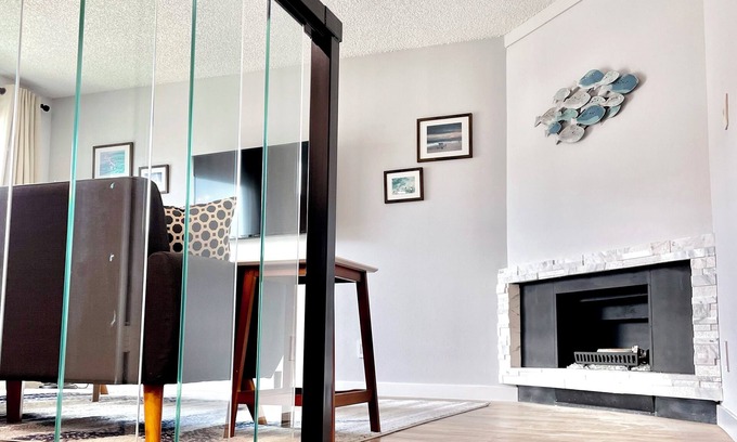 Hill Section Condominio | MANHATTAN BEACH, CA walk to beach, pier, shops & restaurants.