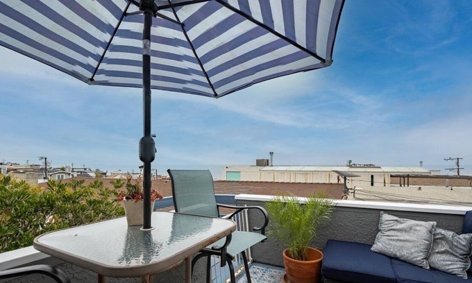 Gas Lamp Section Casa | Manhattan Beach Ocean View Private Beach House