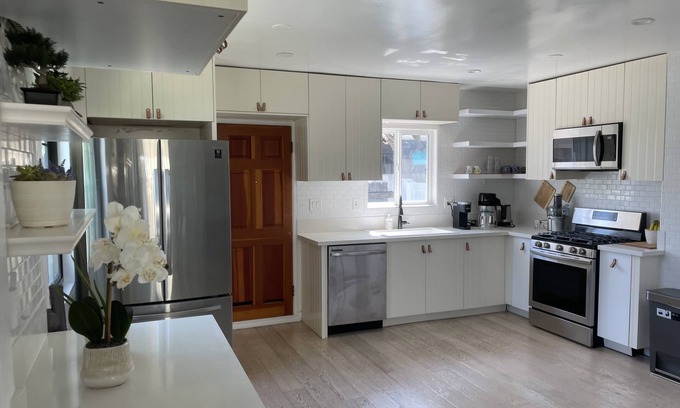 East Manhattan Beach Casa | Manhattan Beach Vacation House - For solo, pair, family and business travelers