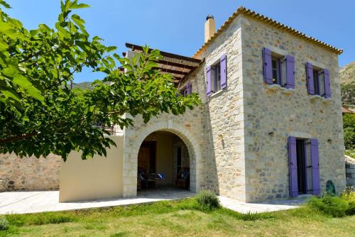 Karvelas Apartamento | Mani family friendly, mountain house with parking