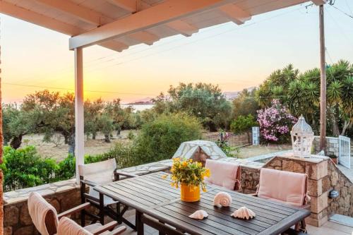 Riglia Apartamento | Mani's Aura Seaside-Spacious Summer Retreat