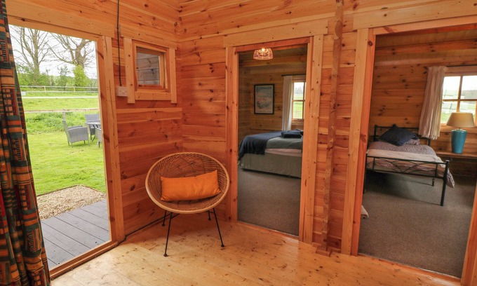 West Ilsley Cabaña | MANOR FARM CABIN, pet friendly, with open fire in Wantage