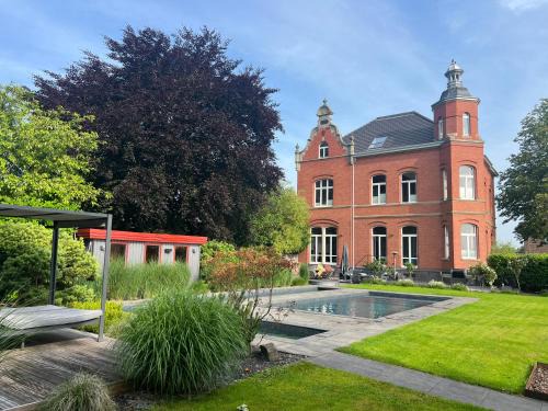 Toenisvorst Casa | Manor house with pool area