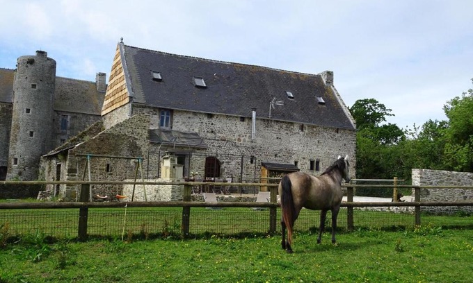 Saint-Lo-d'Ourville Casa | Manor in Cotentin with Historic Charm