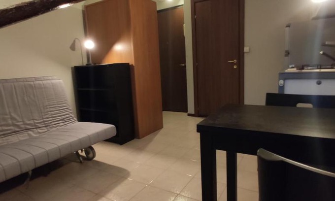 Cit Turin Apartamento | Mansarda a 2 minuti dalla stazione di Porta Susa. Ascensore, TV, cucina, lavatrice. Servita di qualsiasi servizio, farmacia, supermercato, ristoranti, rosticcerie, fruttivendolo.