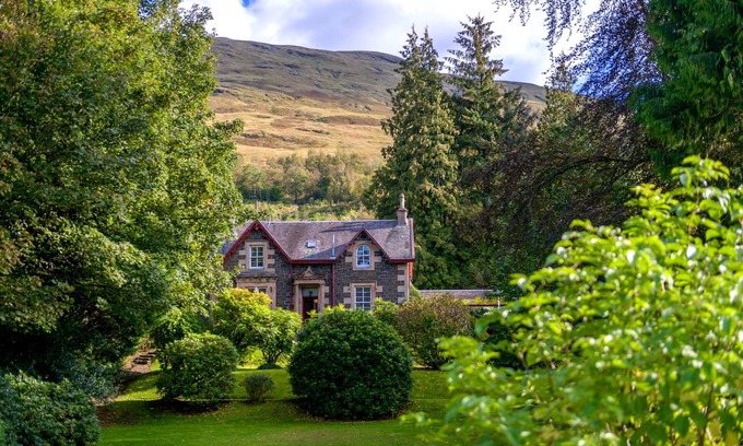 Arrochar Cabaña | Mansefield House - a cottage that sleeps 10 guests in 5 bedrooms
