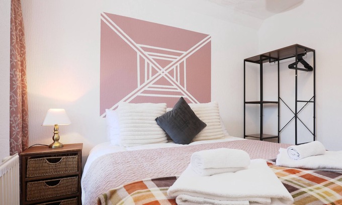 Riverside Casa | Mansfield House, Close to Principality