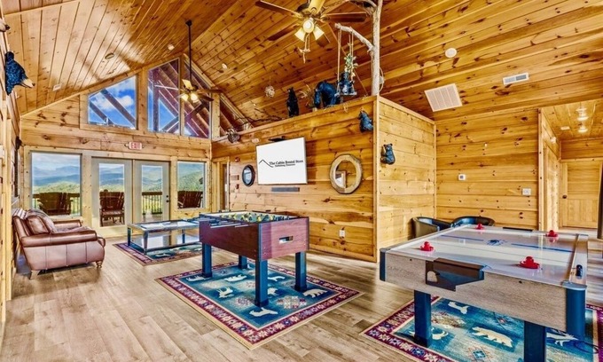 Chalet Village North Cabina | Mansion In The Sky 11 Bedroom Cabin by RedAwning