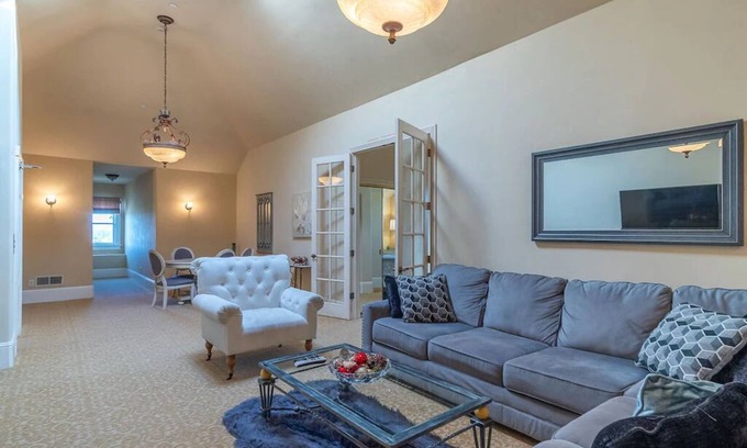 Salinas Casa | Mansion Pent house Near Monterey Carmel