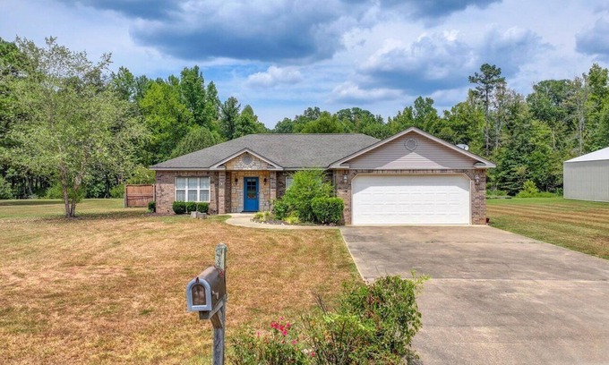 Mid America Casa | Maple Acres Creekside Sanctuary with Hot Tub