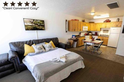 Mount Pleasant Apartamento | Maple Canyon~waffles~kitchen~wash+dry