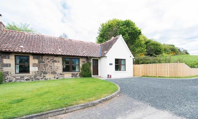 Cupar Casa | Maple Cottage with Hot Tub near Cupar Fife