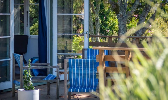 Mapua Cabaña | Maple Durham Cottage close to Mapua Village with rural views and cottage garden