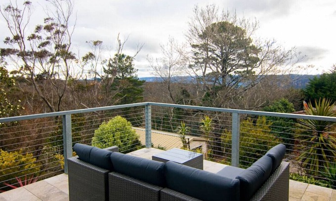 Wentworth Falls Casa | Maple Grove big house quiet enclave amazing views