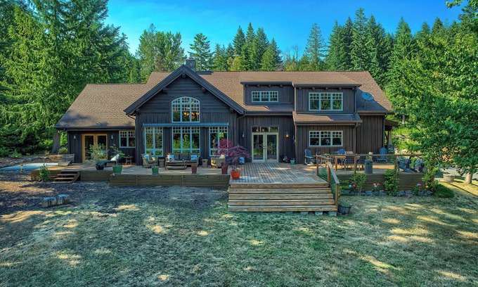 Stevenson Casa | Maple Hill Lodge, Stevenson, WA Retreat, Hot Tub, AC, near recreation!