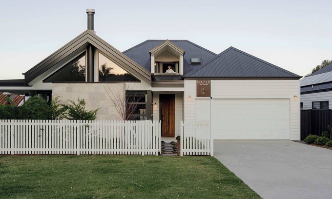 Berry Casa | Maple on Edward, Berry - by Linnaeus Collection