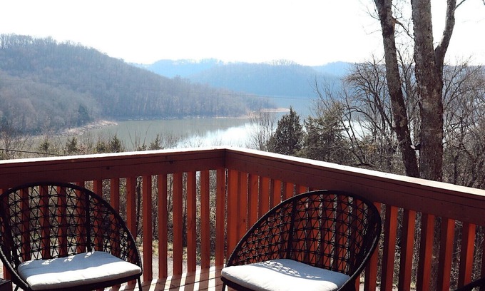 Baxter Cabina | Maple Ridge Lake House on Center Hill Lake
