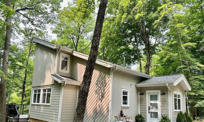 Minden Cabina | Maple Ridge: Private Waterfront Cottage Property