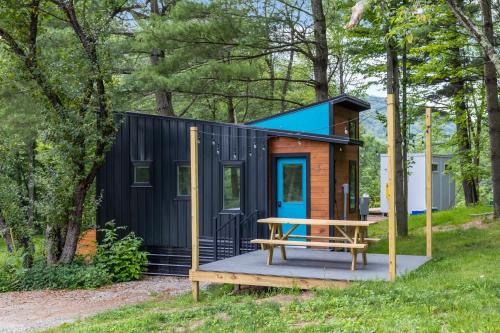 Johnson Casa | Maple Sugar Shack Tiny House with hot tub & river by Stowe