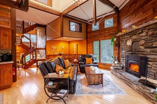 Hancock Casa | MapleCastle = HotTub, RiverSide, IndoorHummock, FirePlace, BackYard
