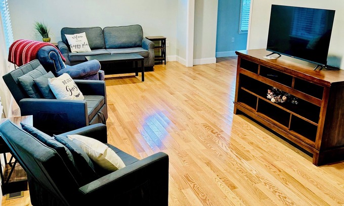Kingston Casa | Maplewood Retreat | Spacious, Modern & Pet-Friendly