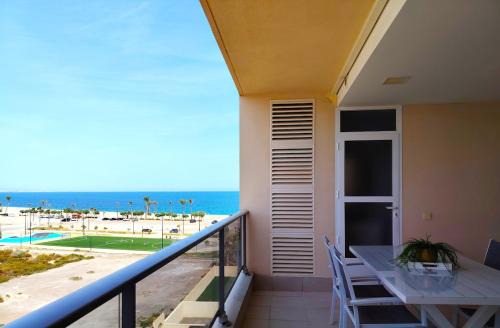 Roquetas de Mar Apartamento | Mar y Sal 8, 1º Línea de playa, 2 hab, terraza con vistas al mar y garaje