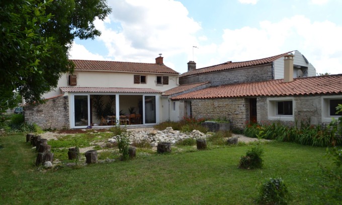 Moreilles Casa | Marais poitevin 18th century farmhouse with large wooded area very quiet