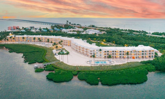 Marathon Apartamento | Marathon Beachfront | King Bed + Veranda