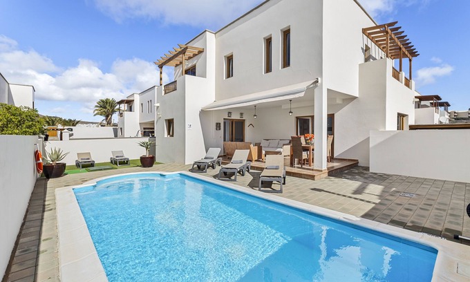 Costa Teguise Villa | Maravillosa villa con piscina climatizada!