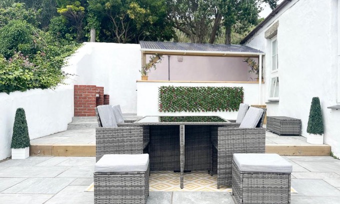 Marazion Casa | Marazion Charming Retreat for 6 with Social Garden