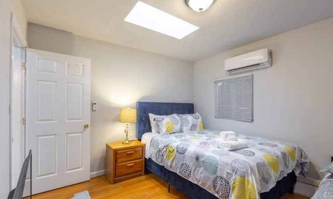 Redwood City Casa | 2BR Guest House | Downtown Redwood City | 10mins to Stanford/Palo Alto | Parking