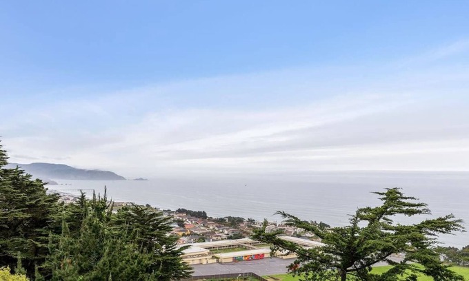 Edgemar - Pacific Manor Casa | Top Coastline Views | Family Friendly | San Fran Airport West | Laundry+Parking