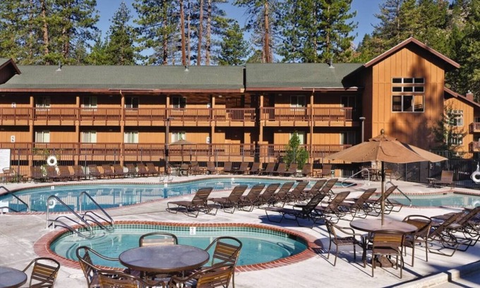 Round Hill Village Complejo | March 6-10! Lake Tahoe's 3-bedroom resort - Sleeps 8. Book your ski weekend!
