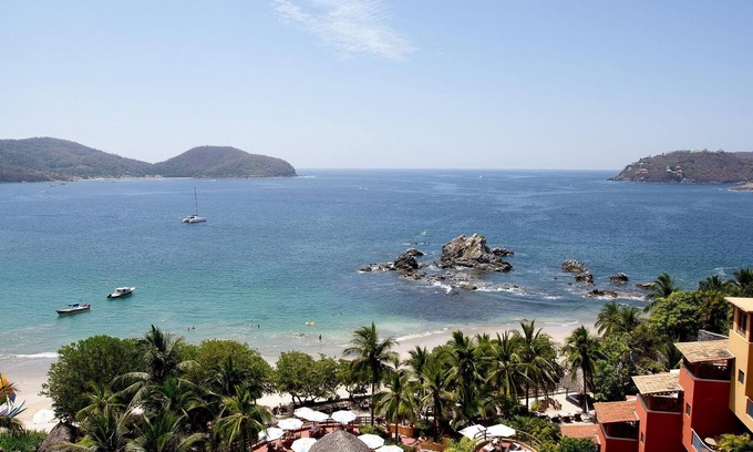 Zihuatanejo Complejo | March Break Mexico Getaway 2 Bedroom Beach front Vacation Home Sleeps 6